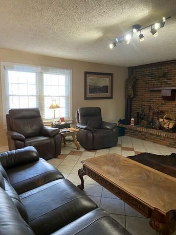 979 Walnut Grove School Road, Waynesburg, KY 40489