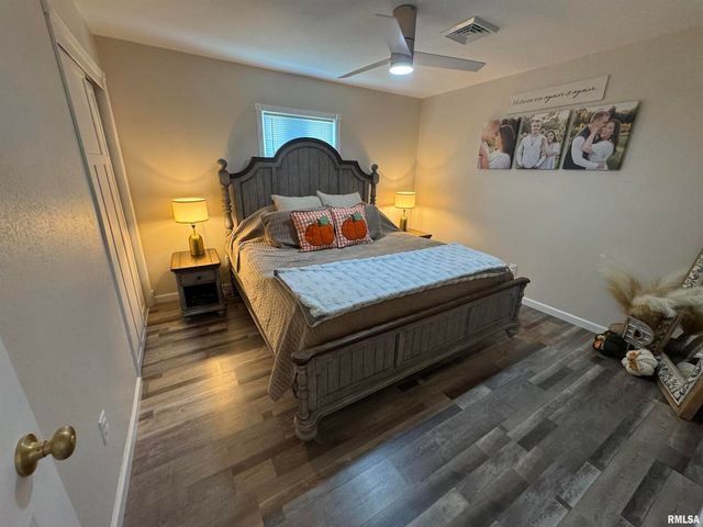 801 W 5TH Street, Flora, IL 62839