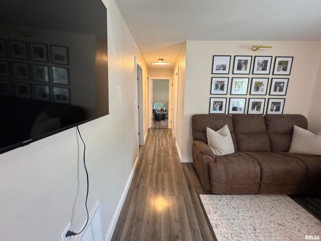 801 W 5TH Street, Flora, IL 62839