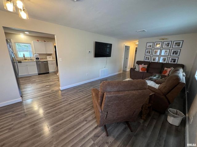 801 W 5TH Street, Flora, IL 62839