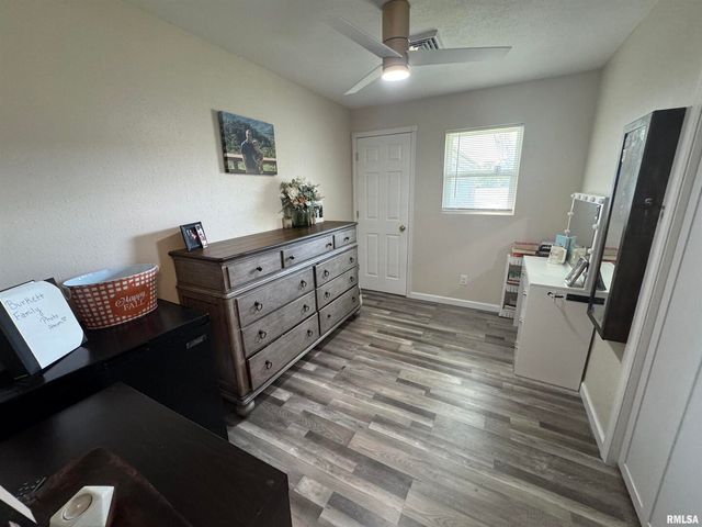 801 W 5TH Street, Flora, IL 62839