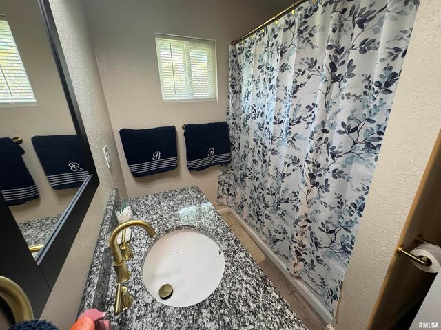 801 W 5TH Street, Flora, IL 62839