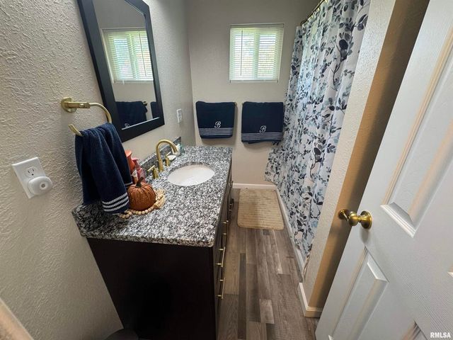 801 W 5TH Street, Flora, IL 62839