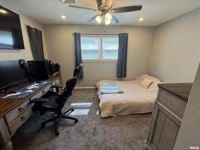 801 W 5TH Street, Flora, IL 62839