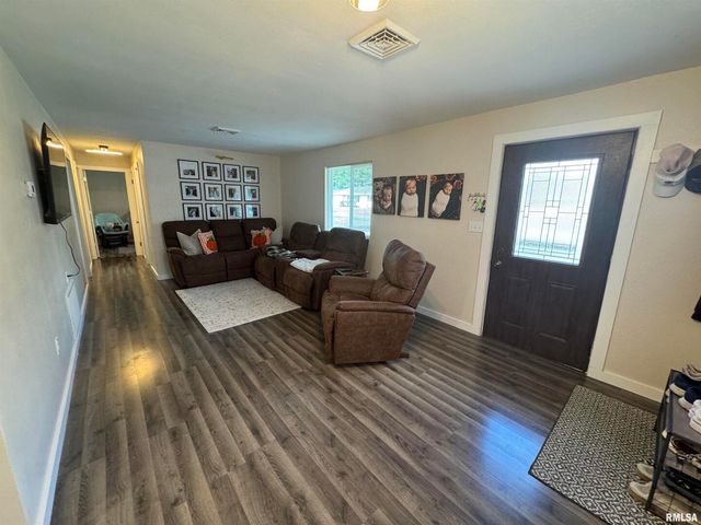 801 W 5TH Street, Flora, IL 62839