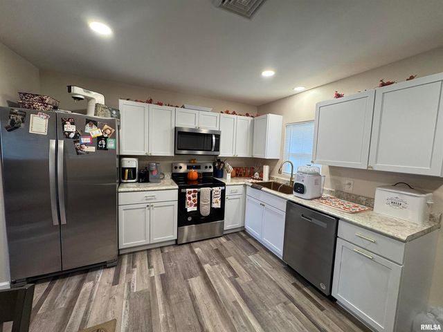 801 W 5TH Street, Flora, IL 62839