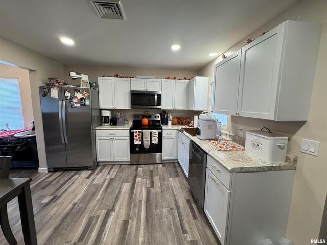 801 W 5TH Street, Flora, IL 62839