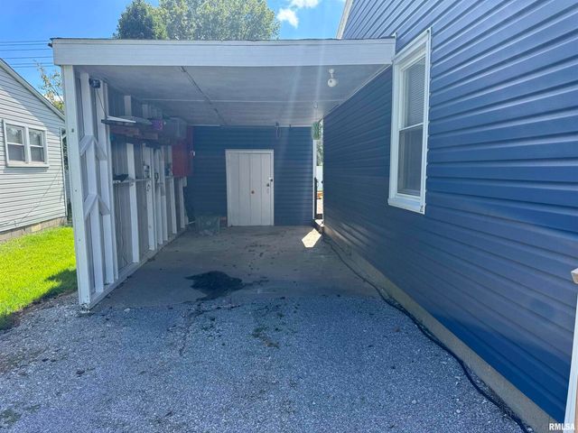 801 W 5TH Street, Flora, IL 62839