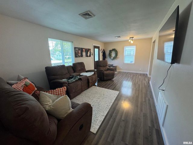 801 W 5TH Street, Flora, IL 62839