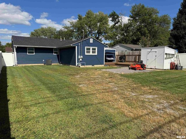 801 W 5TH Street, Flora, IL 62839