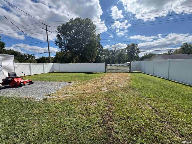 801 W 5TH Street, Flora, IL 62839