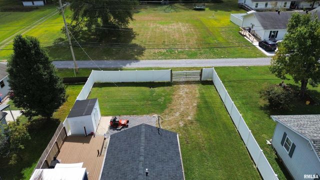 801 W 5TH Street, Flora, IL 62839