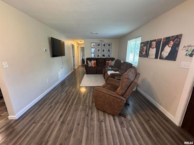 801 W 5TH Street, Flora, IL 62839