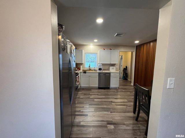 801 W 5TH Street, Flora, IL 62839