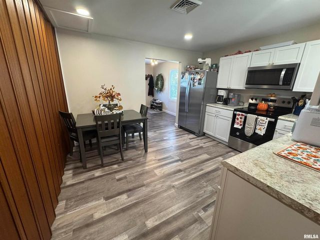 801 W 5TH Street, Flora, IL 62839