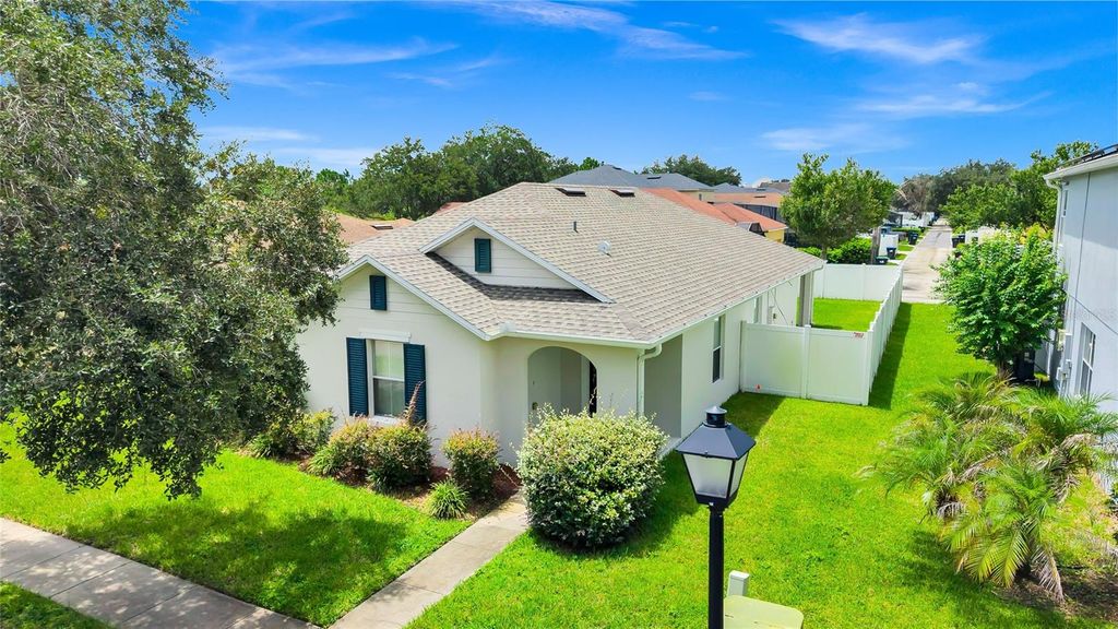 Image 2 of property listing at 13812 CEPHEUS DRIVE, Orlando, FL 32828