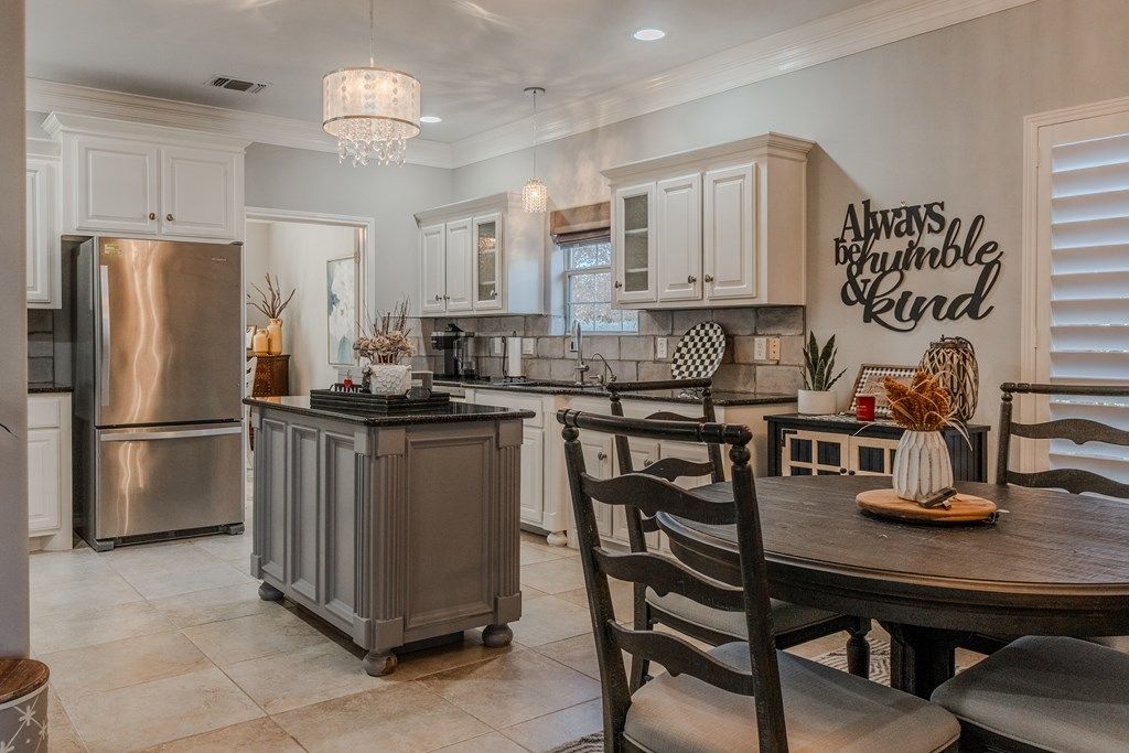 Image 8 of property listing at 5227 Westway Dr, San Angelo, TX 76904