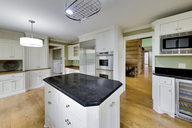 24283 N GRANDVIEW Drive, Lake Barrington, IL 60010