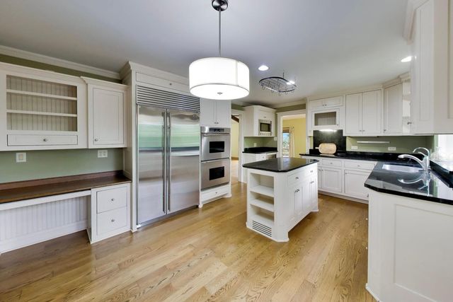 24283 N GRANDVIEW Drive, Lake Barrington, IL 60010