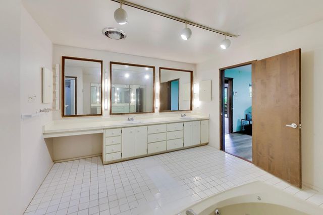 24283 N GRANDVIEW Drive, Lake Barrington, IL 60010