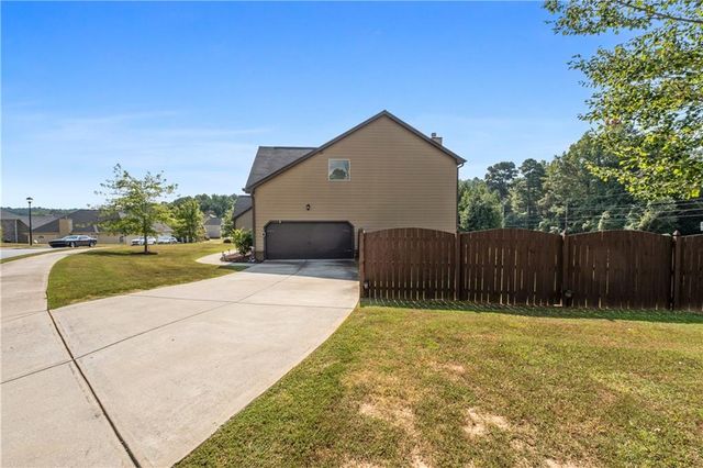 2748 Village Park Drive E, Ellenwood, GA 30294