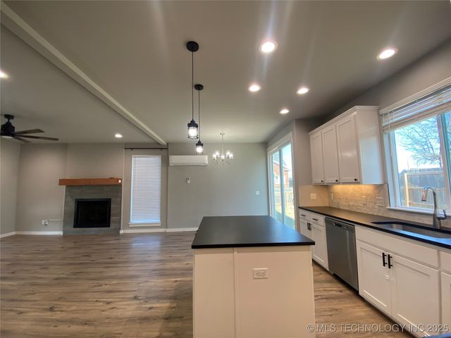 303 S Atoka Avenue, Coweta, OK 74429