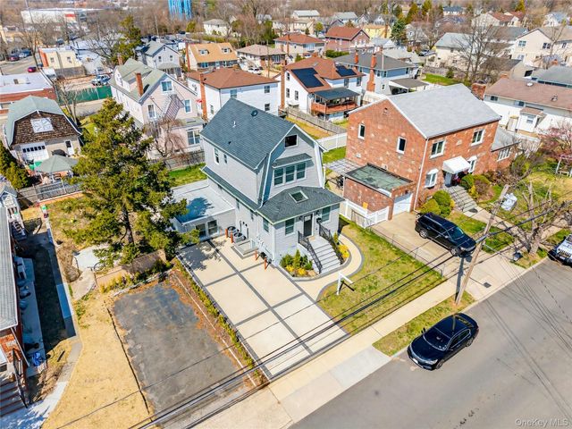 19 6th Street, New Hyde Park, NY 11040