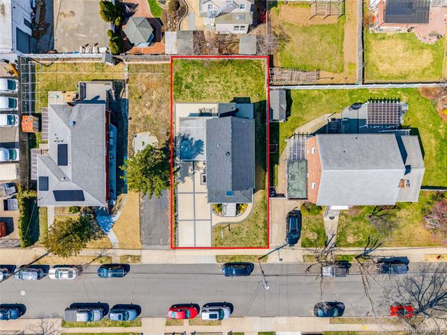 19 6th Street, New Hyde Park, NY 11040