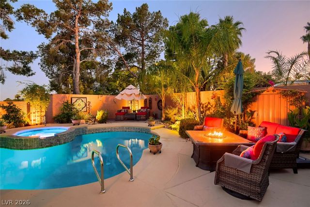 10005 North Mahogany Grove Lane, Las Vegas, NV 89117