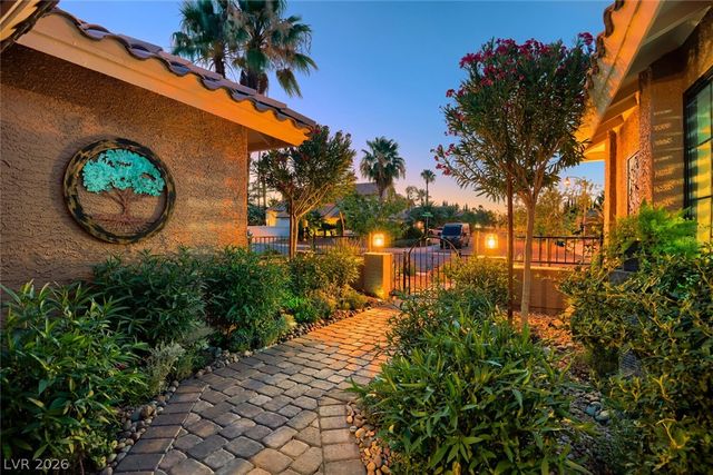 10005 North Mahogany Grove Lane, Las Vegas, NV 89117