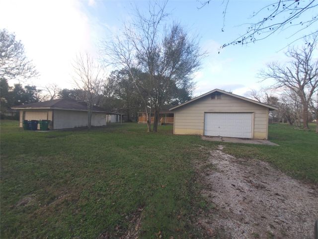 1233 Caldwell Road, Angleton, TX 77515