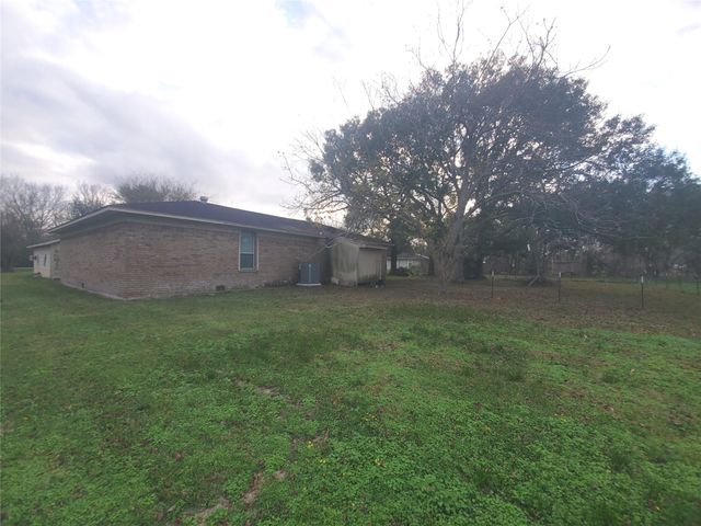 1233 Caldwell Road, Angleton, TX 77515