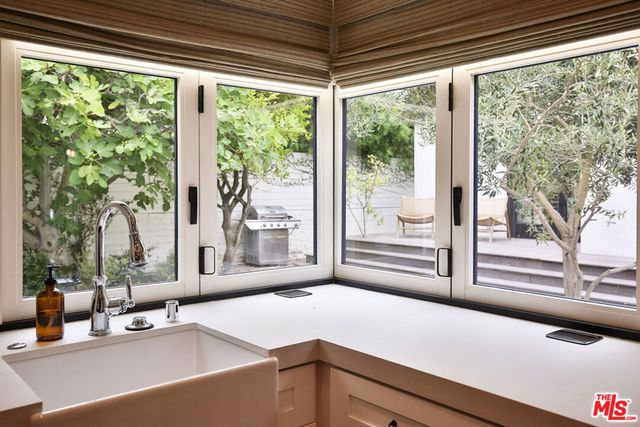 2330 Walnut Avenue, Venice, CA 90291
