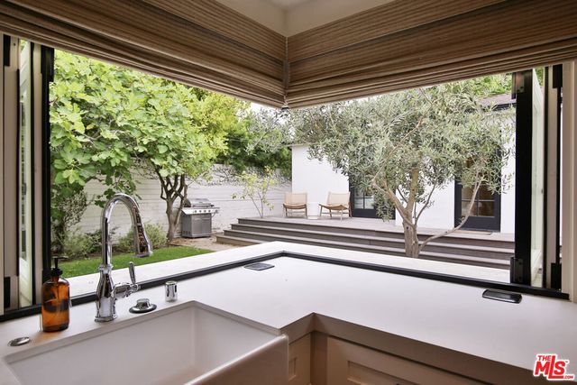 2330 Walnut Avenue, Venice, CA 90291