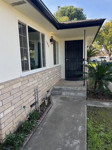 3934 E Sussex Way, Fresno, CA 93726