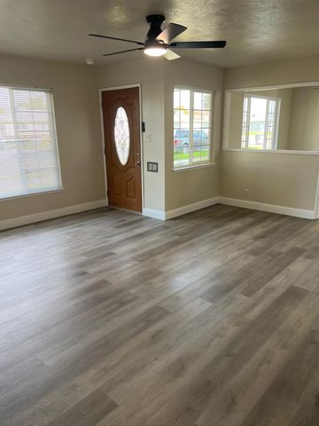 3934 E Sussex Way, Fresno, CA 93726