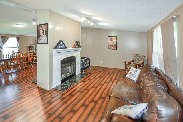 149 E Austin Avenue, Onalaska, TX 77360