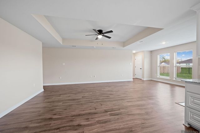 1280 Meadow Crossing Dr, Gonzales, LA 70737