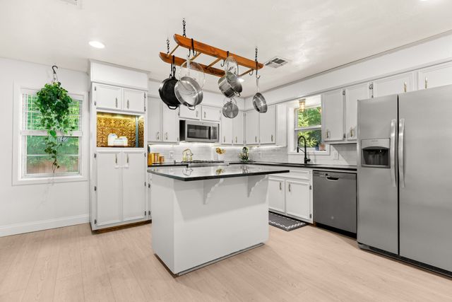 704 W Elizabeth Drive, Robinson, TX 76706