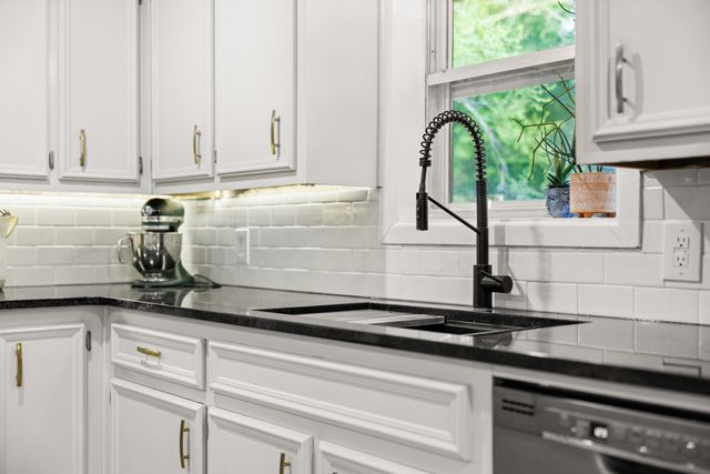 704 W Elizabeth Drive, Robinson, TX 76706