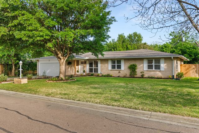 704 W Elizabeth Drive, Robinson, TX 76706