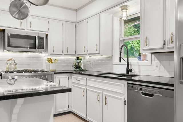 704 W Elizabeth Drive, Robinson, TX 76706