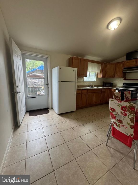 Image 7 of property listing at 3034 LORENA AVE, Baltimore, MD 21230
