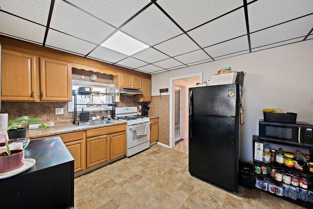 88 Pearl St, Stoughton, MA 02072