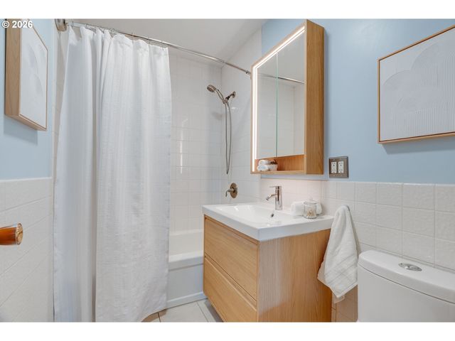 8329 Se MORRISON St, Portland, OR 97216