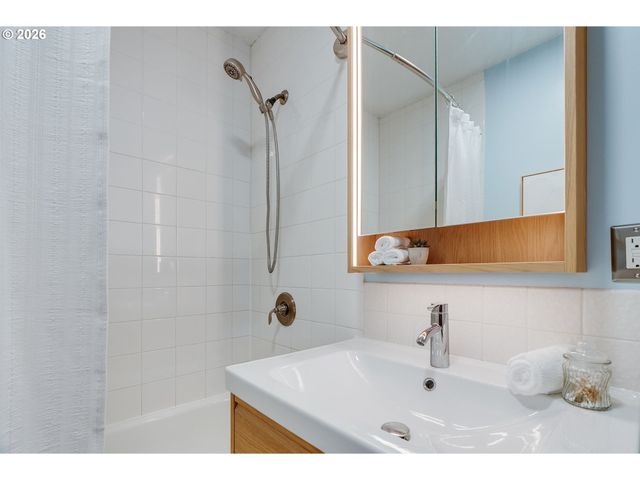 8329 Se MORRISON St, Portland, OR 97216