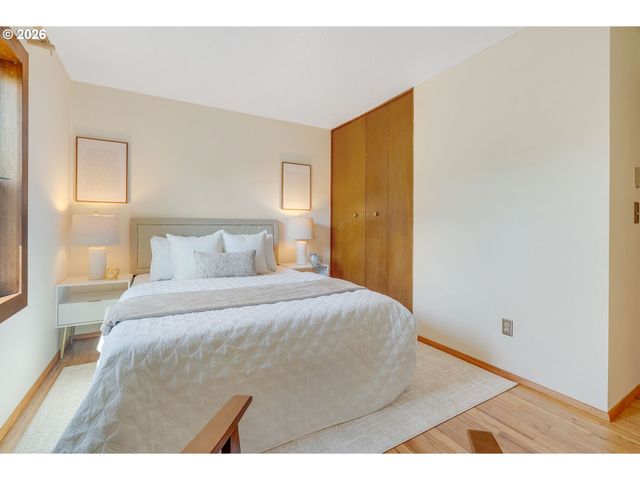 8329 Se MORRISON St, Portland, OR 97216
