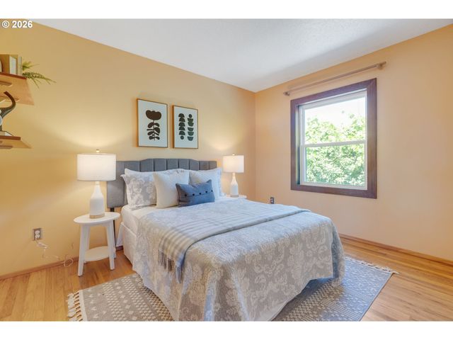 8329 Se MORRISON St, Portland, OR 97216