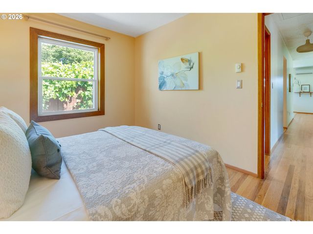 8329 Se MORRISON St, Portland, OR 97216