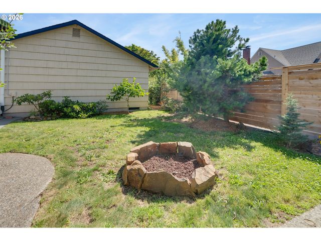 8329 Se MORRISON St, Portland, OR 97216